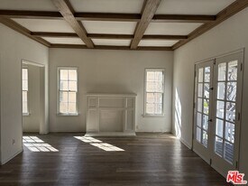 140 S Camden Dr in Beverly Hills, CA - Building Photo