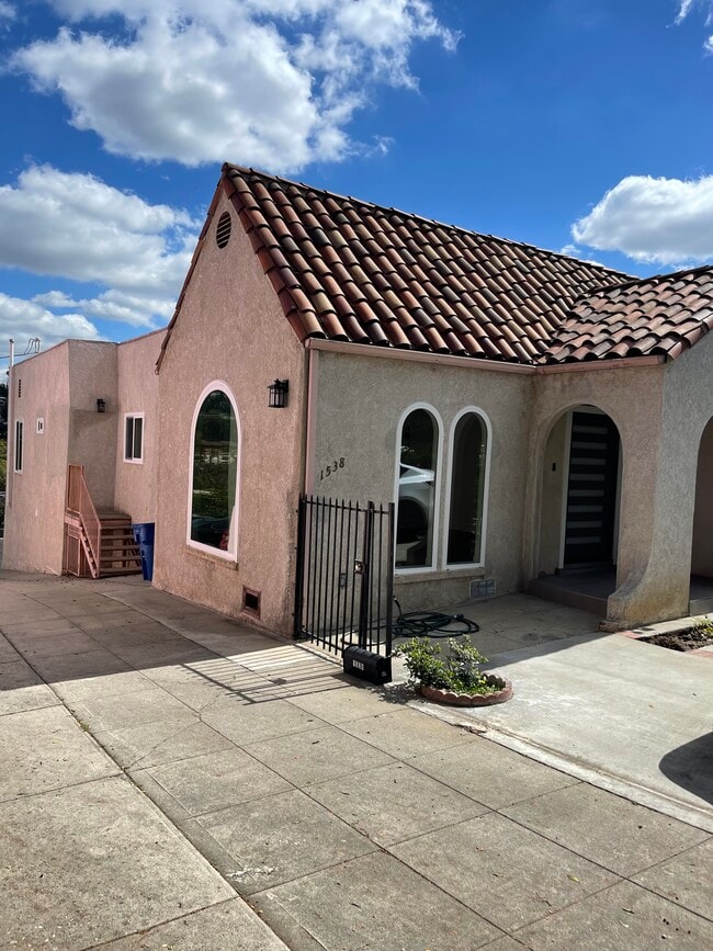 1536 N Commonwealth Ave, Unit 1538 in Los Angeles, CA - Building Photo - Building Photo