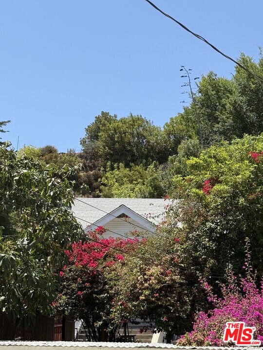 2565 Glen Green St in Los Angeles, CA - Building Photo