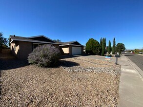 12100 Summer Ave NE in Albuquerque, NM - Building Photo - Building Photo
