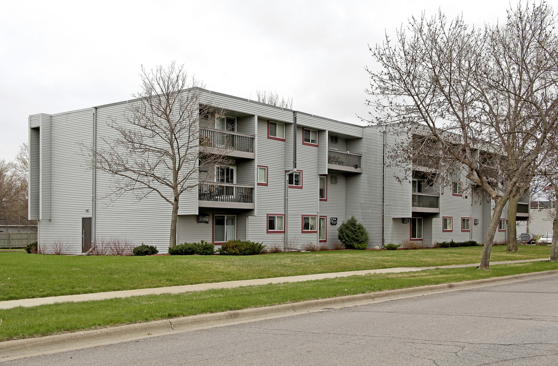 Cedar Crest Apartments in Monticello, MN - Foto de edificio