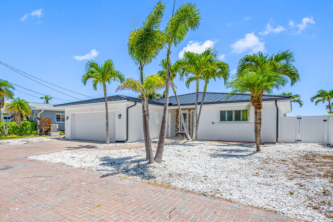 16009 6th St E in Redington Beach, FL - Building Photo