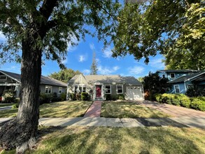 131 Olive Ave in Modesto, CA - Foto de edificio - Building Photo