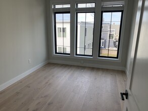 157 Everett St, Unit 303 in Boston, MA - Building Photo - Building Photo