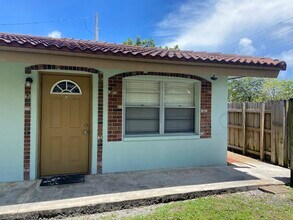 121 SW 15th St, Unit A in Pompano Beach, FL - Building Photo - Building Photo