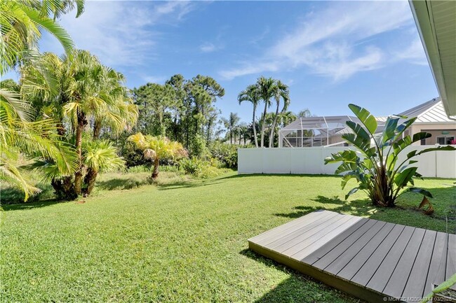 property at 465 NW Sunflower Pl