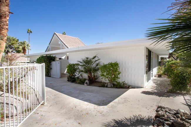 42391 Rancho Las Palmas Dr