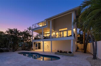 8485 Blind Pass Dr in Treasure Island, FL - Building Photo - Building Photo