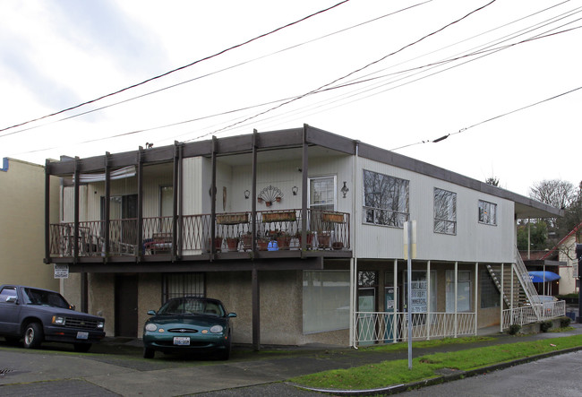 5500 Rainier Ave in Seattle, WA - Foto de edificio - Building Photo