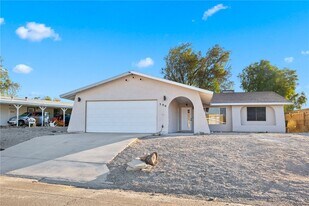 590 Holly St in Bullhead City, AZ - Building Photo