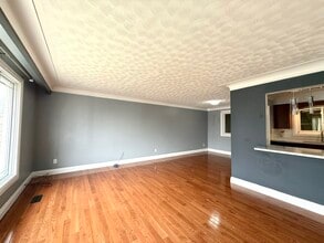 585 Mohawk Rd E in Hamilton, ON - Building Photo - Building Photo