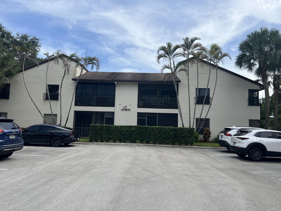 2602 Carambola Cir S in Coconut Creek, FL - Foto de edificio