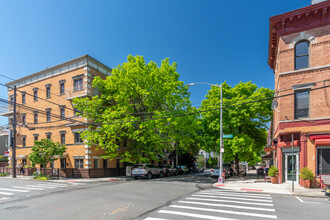 190 Meserole Ave in Brooklyn, NY - Building Photo - Building Photo