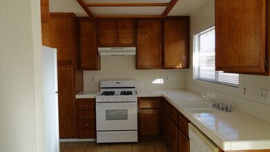4417 Newhaven Dr in Las Vegas, NV - Building Photo - Building Photo