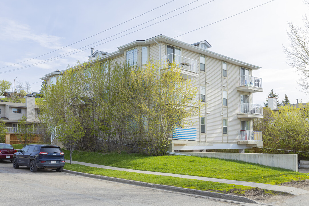 Clark Avenue Place in Okotoks, AB - Building Photo