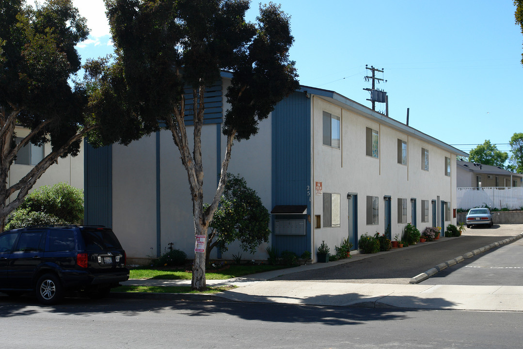 251 Mathilda Dr in Goleta, CA - Foto de edificio