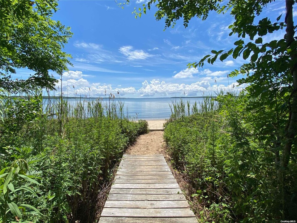 870 Bay Home Rd in Southold, NY - Building Photo