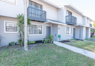 2204 Seaside Dr in Greenacres, FL - Building Photo - Building Photo