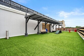 The GoodWynn at Town Brookhaven by ARIUM in Atlanta, GA - Foto de edificio - Building Photo