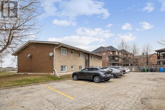 2350-2350 Queensway Dr in Burlington, ON - Building Photo - Building Photo