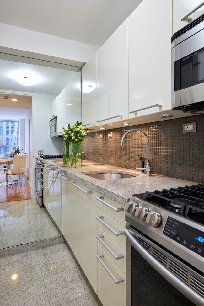 15 W 53rd St in New York, NY - Building Photo - Building Photo