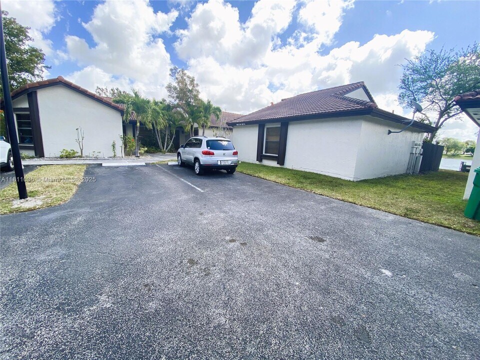 4825 SW 152nd Ct in Miami, FL - Building Photo