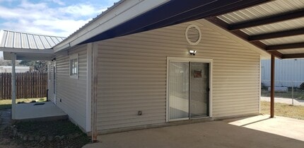 408 San Antonio St in Pleasanton, TX - Foto de edificio - Building Photo