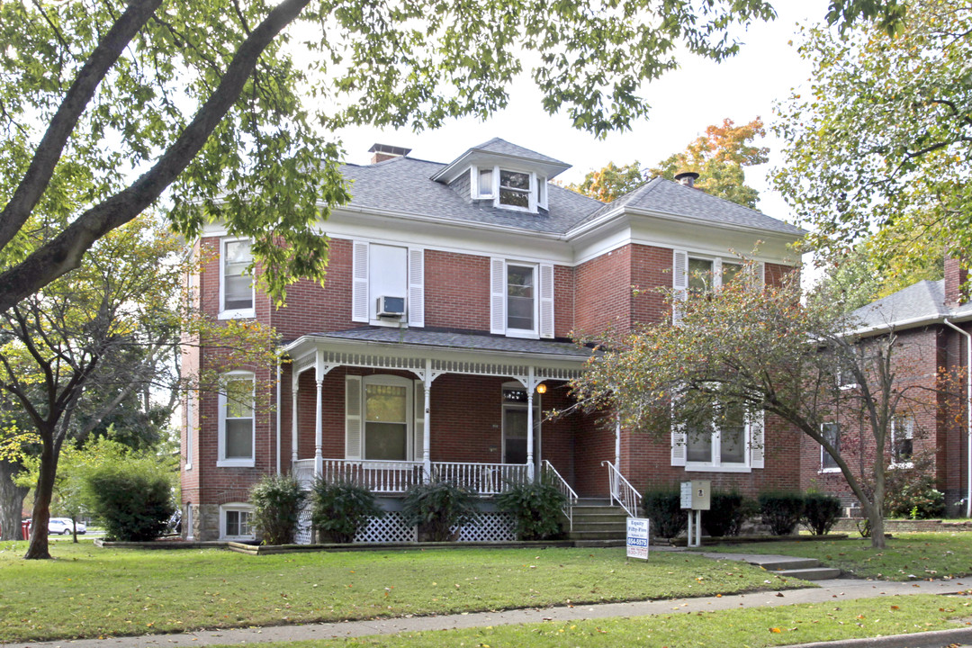 912 9th St in Highland, IL - Building Photo