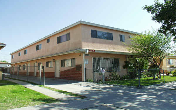 2729 Independence Ave in South Gate, CA - Building Photo