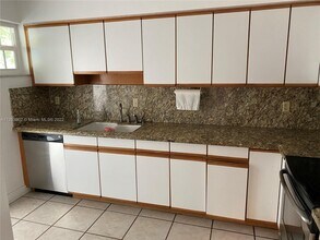 5907 Turin St-Unit -5909 in Coral Gables, FL - Building Photo - Building Photo