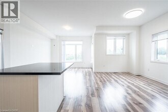 590 N Service Rd in Hamilton, ON - Building Photo - Building Photo