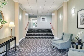 57 Broadlawn Park, Unit 7 in Chestnut Hill, MA - Building Photo - Building Photo