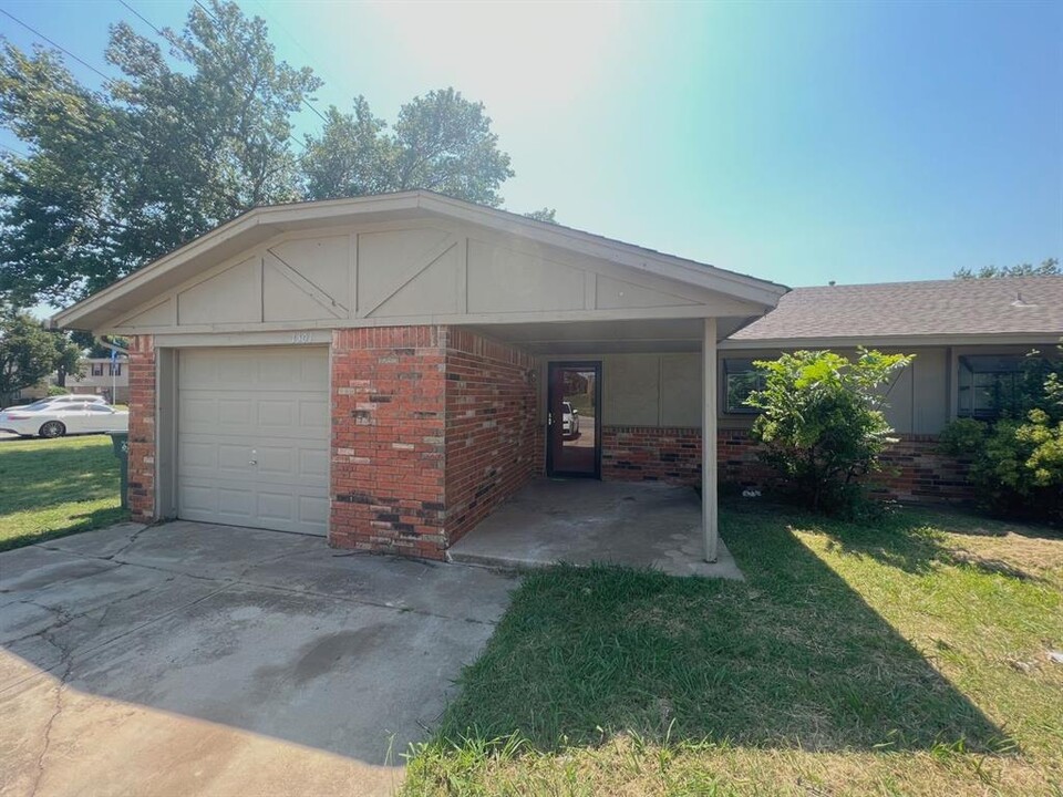 1301 N Fretz Ave in Edmond, OK - Building Photo