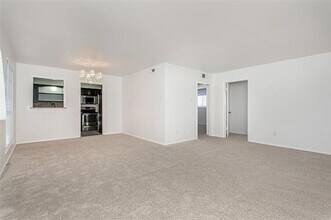 6015 E University Blvd in Dallas, TX - Building Photo - Building Photo