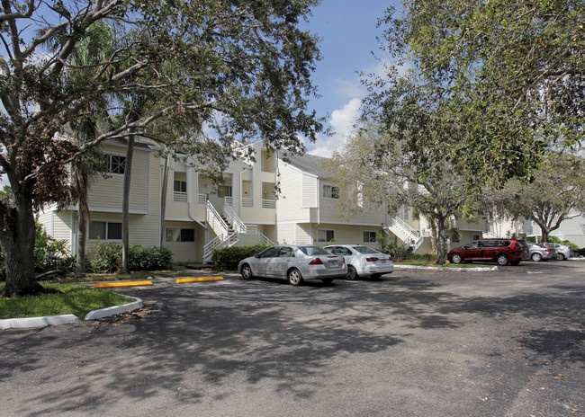 Summer Lake Condominiums in Fort Lauderdale, FL - Building Photo - Building Photo