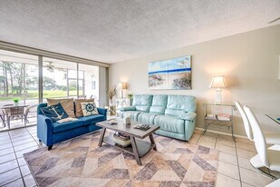 745 W Country Club Dr in Sarasota, FL - Building Photo