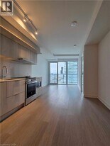 448 Burnhamthorpe Rd W in Mississauga, ON - Building Photo