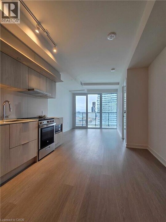 448 Burnhamthorpe Rd W in Mississauga, ON - Building Photo