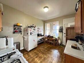 2623 W Crystal St, Unit G07C in Chicago, IL - Building Photo - Building Photo