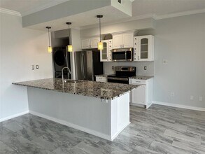 351 Lakeside Ln in Houston, TX - Building Photo - Building Photo