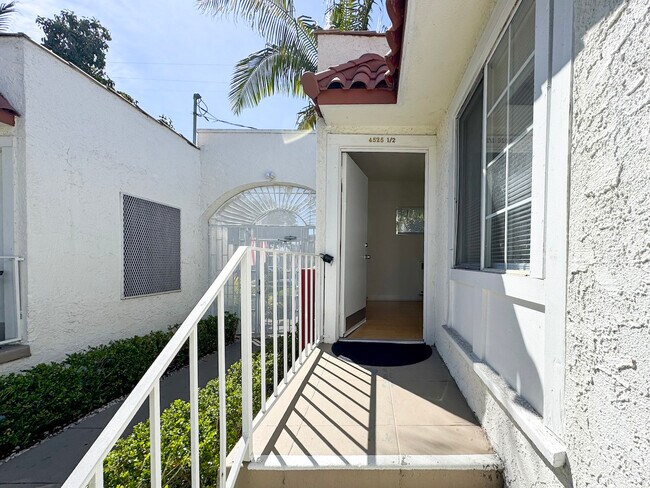 4525 1/2 Franklin Ave in Los Angeles, CA - Foto de edificio - Building Photo