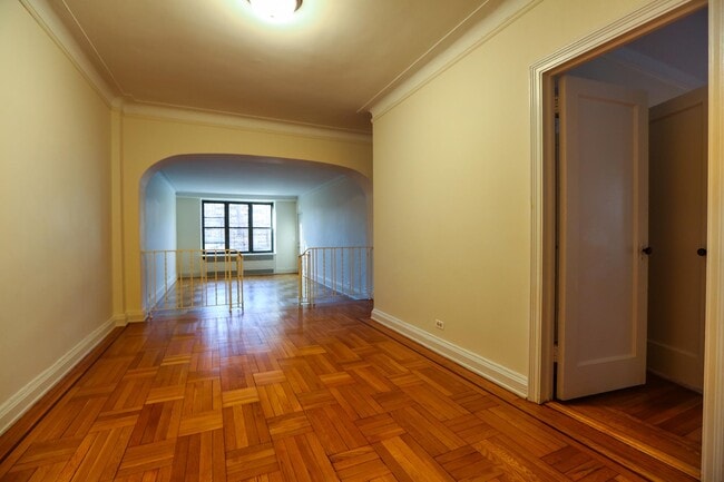 150 E Hartsdale Ave, Unit STF in Hartsdale, NY - Foto de edificio - Building Photo