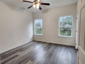 6202 Lacey Oak Dr in Hitchcock, TX - Building Photo - Building Photo