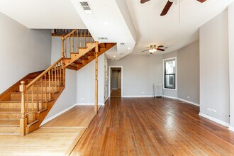 2202 W Belmont Ave, Unit 2F in Chicago, IL - Building Photo - Building Photo
