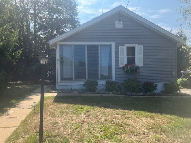 56 Anthony Rd in North Stonington, CT - Foto de edificio - Building Photo