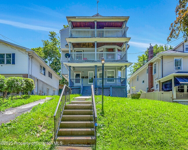 property at 934 Woodlawn St