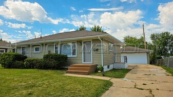 1130 Longview Dr in Marion, IA - Building Photo