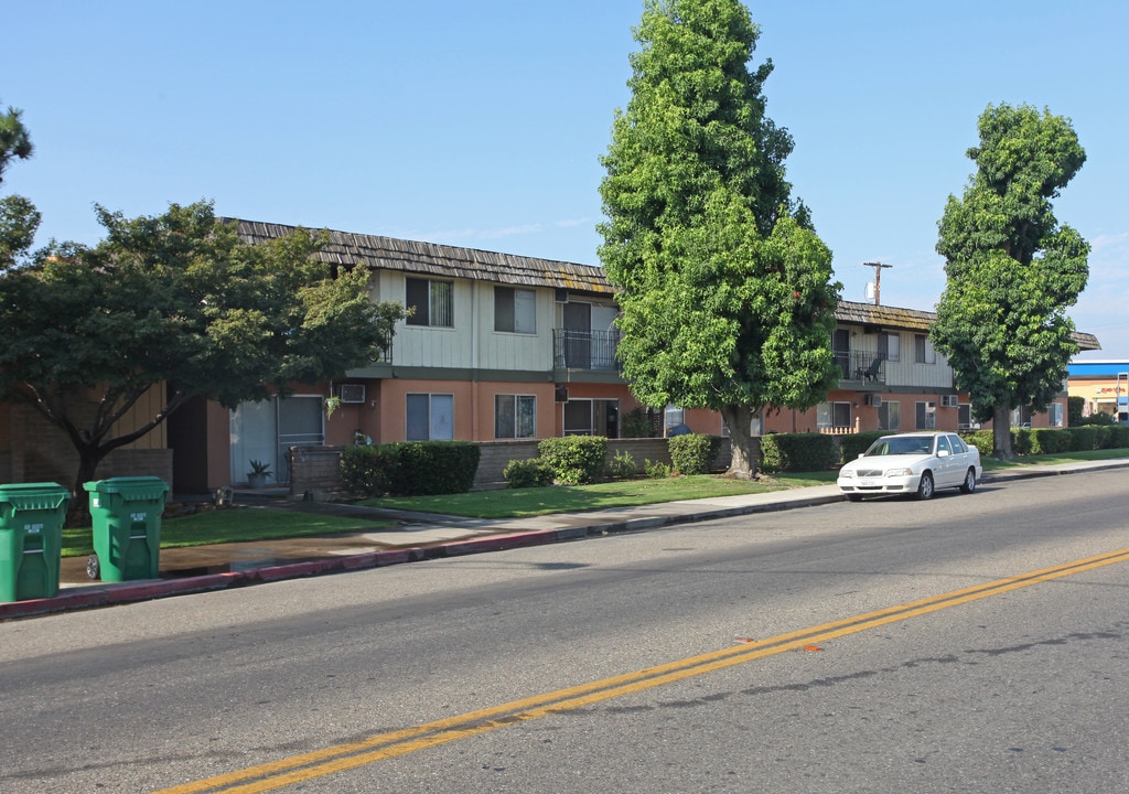 Lakewood Manor Apartments in Lodi, CA - Building Photo