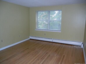 104 Oakwood Ave in West Hartford, CT - Foto de edificio - Building Photo