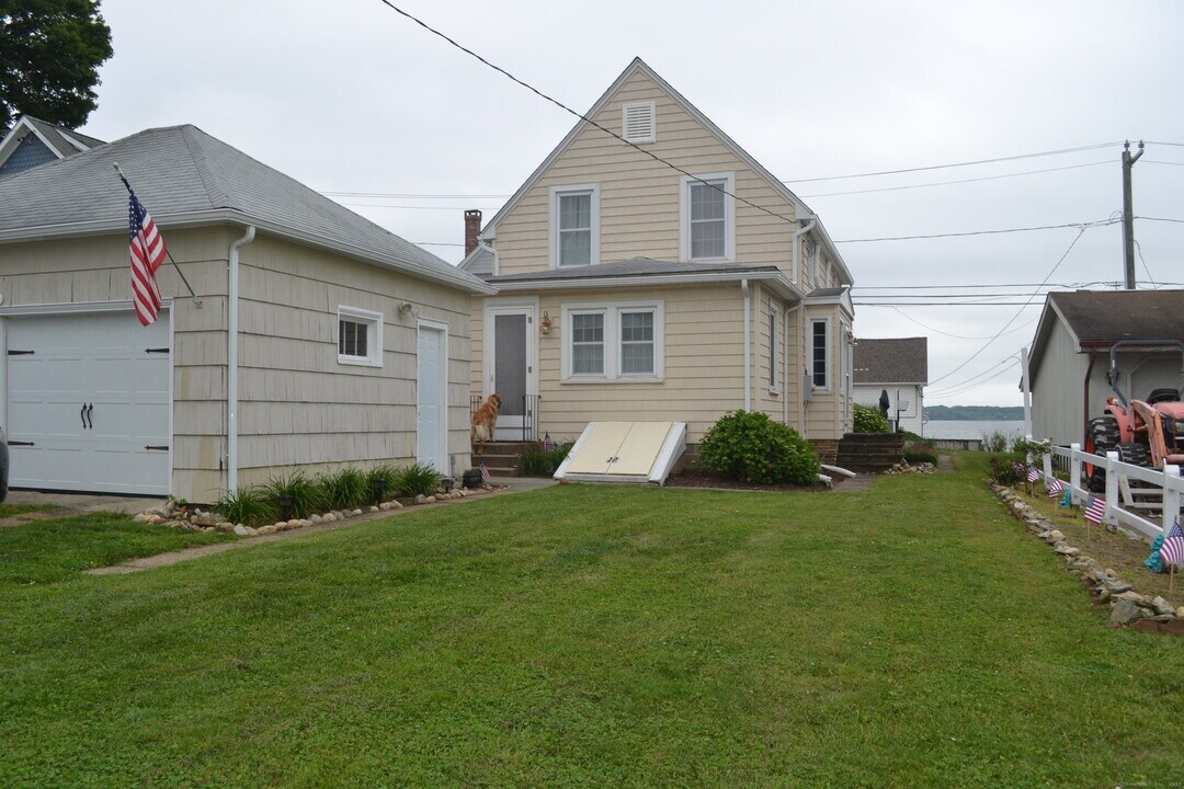 110 Columbus Ave in East Lyme, CT - Building Photo